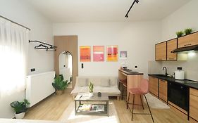 Stylish Studio Apartment With Private Yard